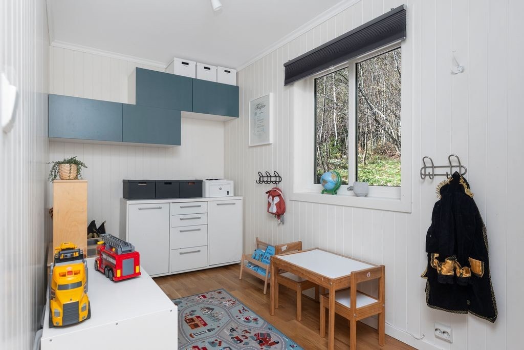 Soverom 1/1 nede - Passer seg ypperlig som barne- og eller gjesterom Galleribilde