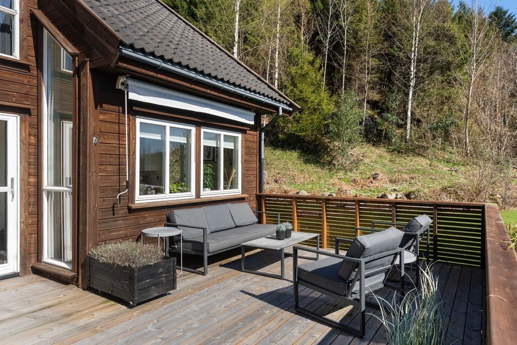 Romslig østvendt terrasse hvor gode solforhold kan nytes Galleribilde