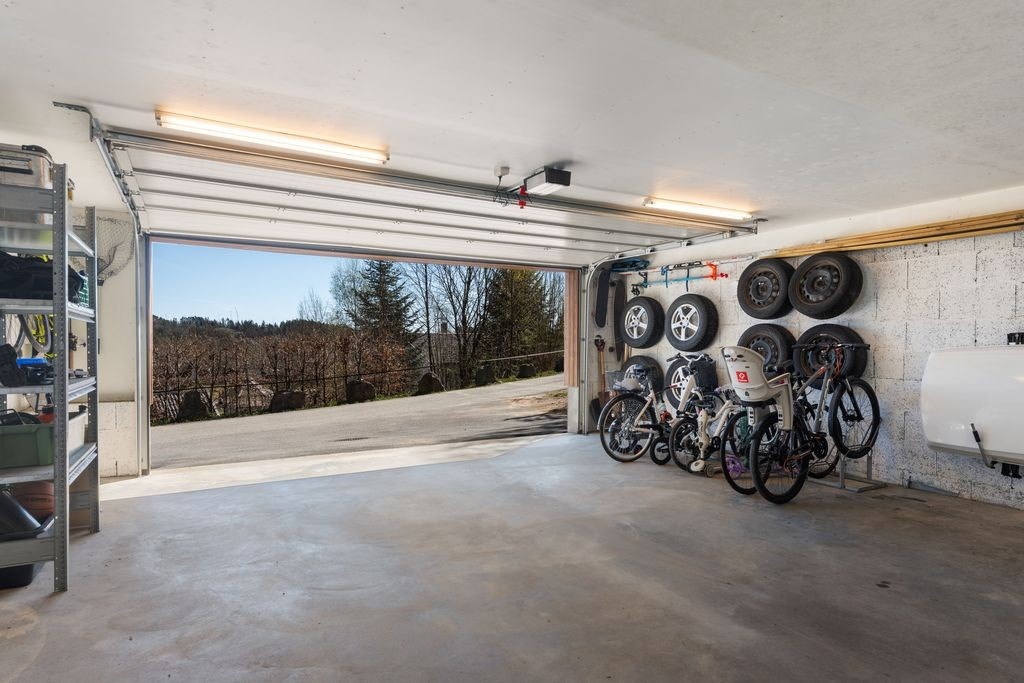 Garasjen rommer 2 biler Galleribilde