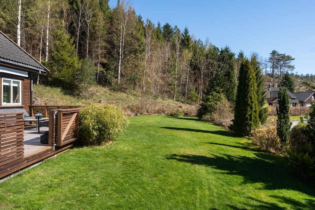 Her får man solen fra den står opp, og har den utover kvelden på vestsiden av huset Galleribilde