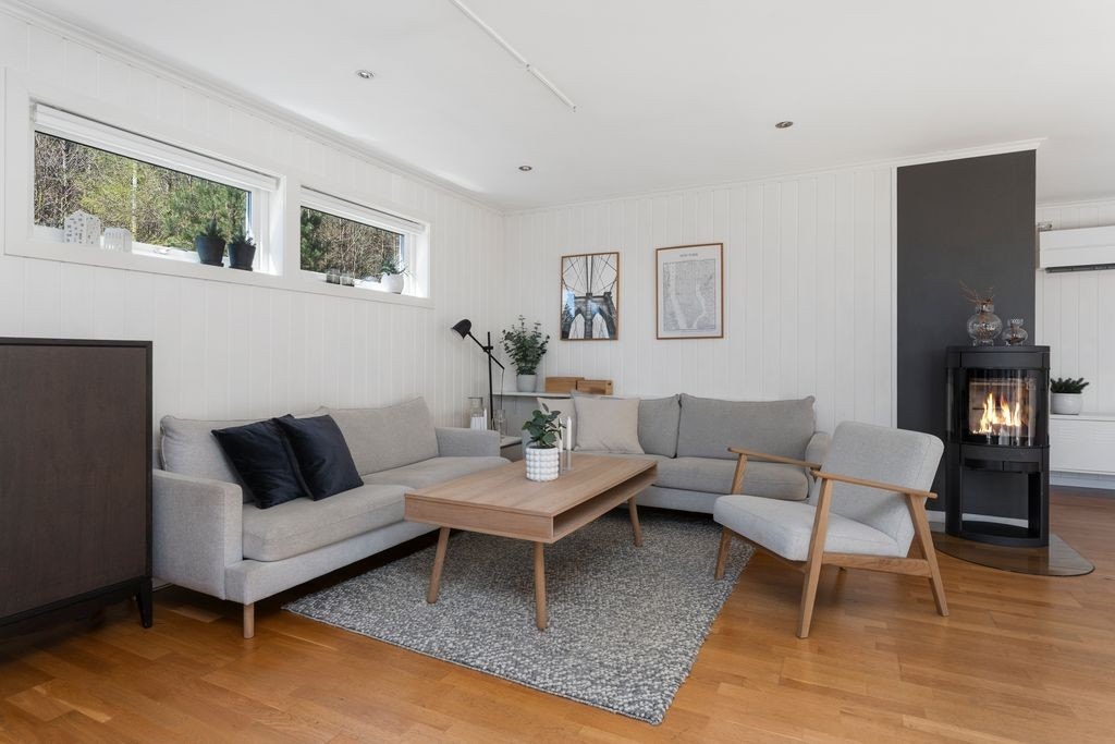 Som skimtet til høyre i bildet er det også montert varmepumpe i stua - Det er totalt 2 installerte varmepumper m/kjøling i boligen Galleribilde