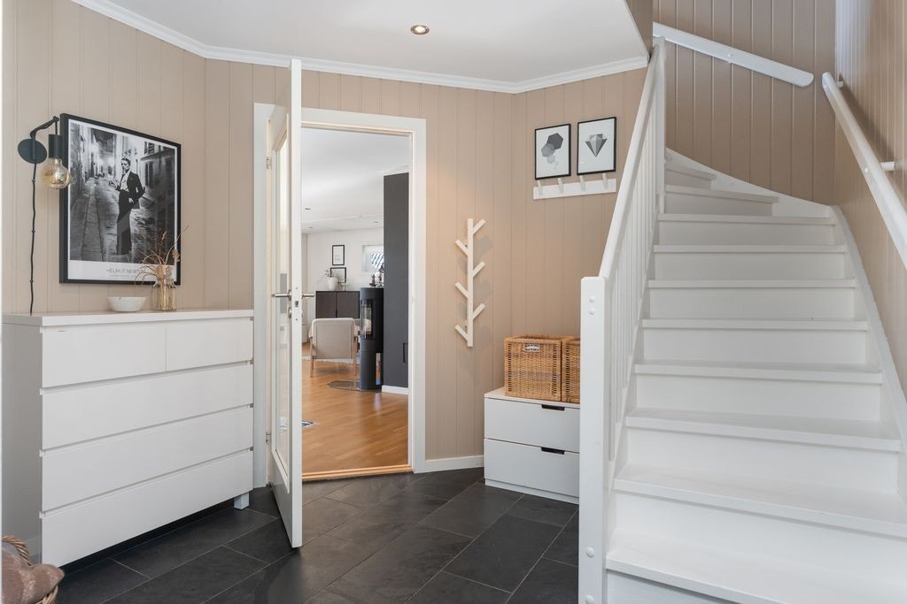 Første etasje byr i helhet på entré, bad, vaskerom, soverom,
stue/kjøkken, trappebod Galleribilde