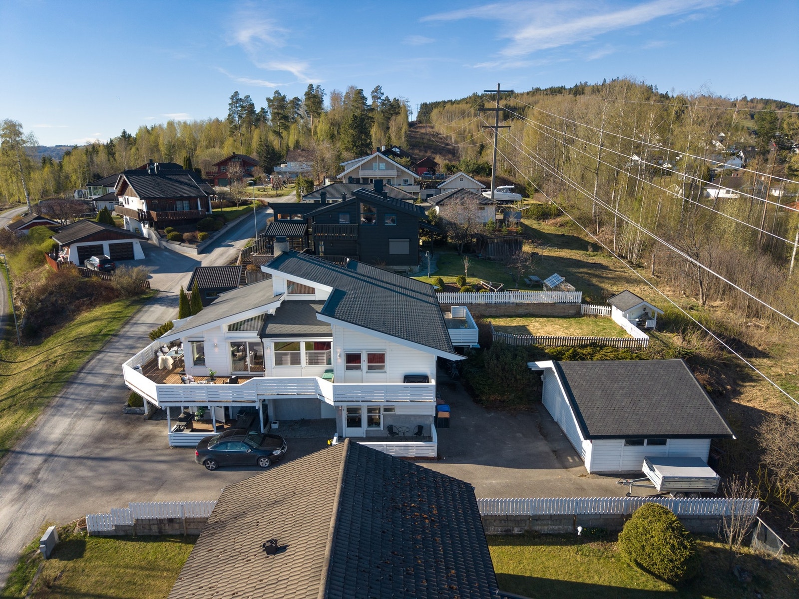 Lys og romslig enebolig med stor balkong, garasje og hage i et rolig nabolag. Galleribilde