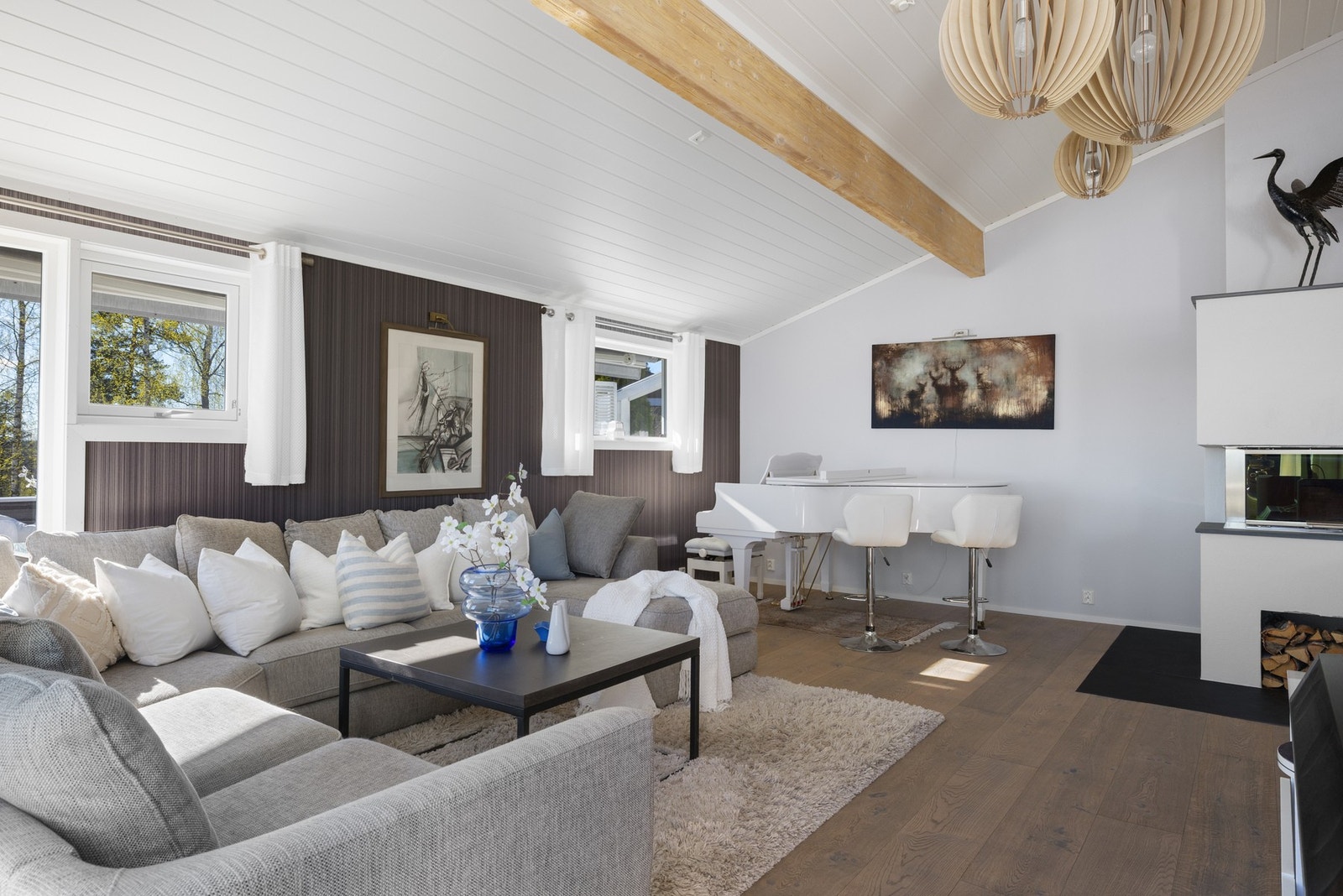 Lyst rom med store vinduer og skråtak. Vegger i ulik farge gir en fin kontrast. Galleribilde