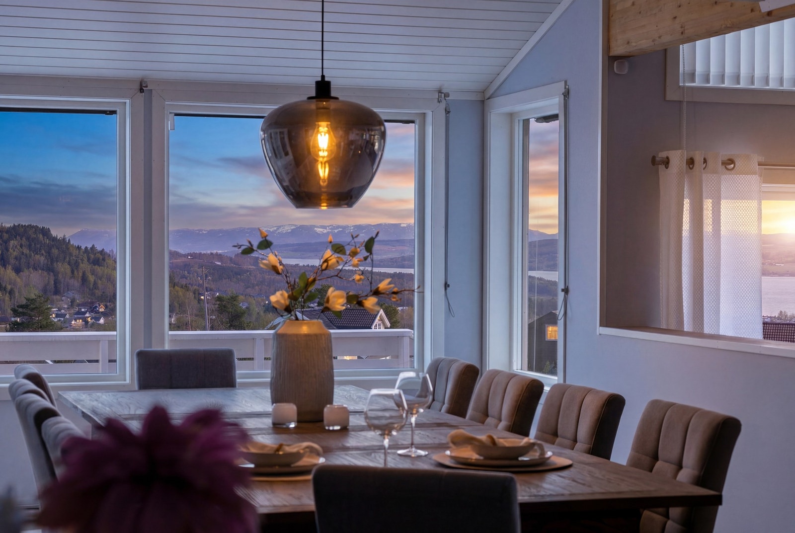 Spisestue med store vinduer som gir flott utsikt over landskapet og fjorden. Galleribilde
