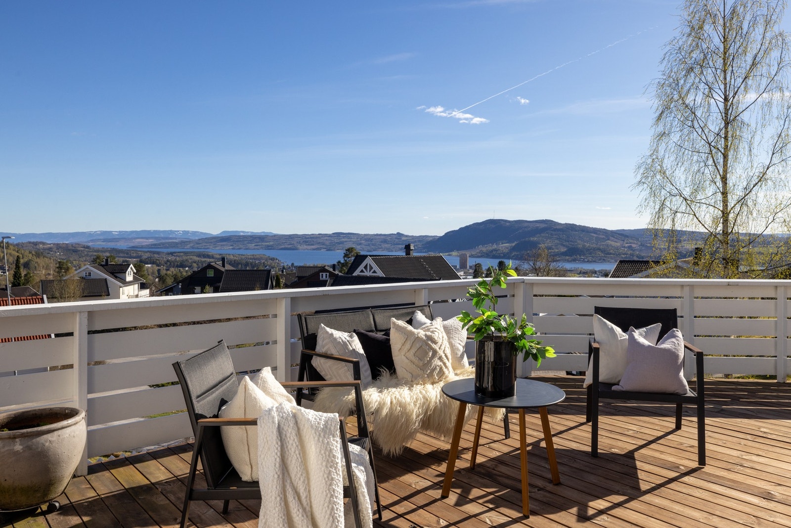Romslig terrasse med flott utsikt over nærområdet og vannet i det fjerne. Galleribilde