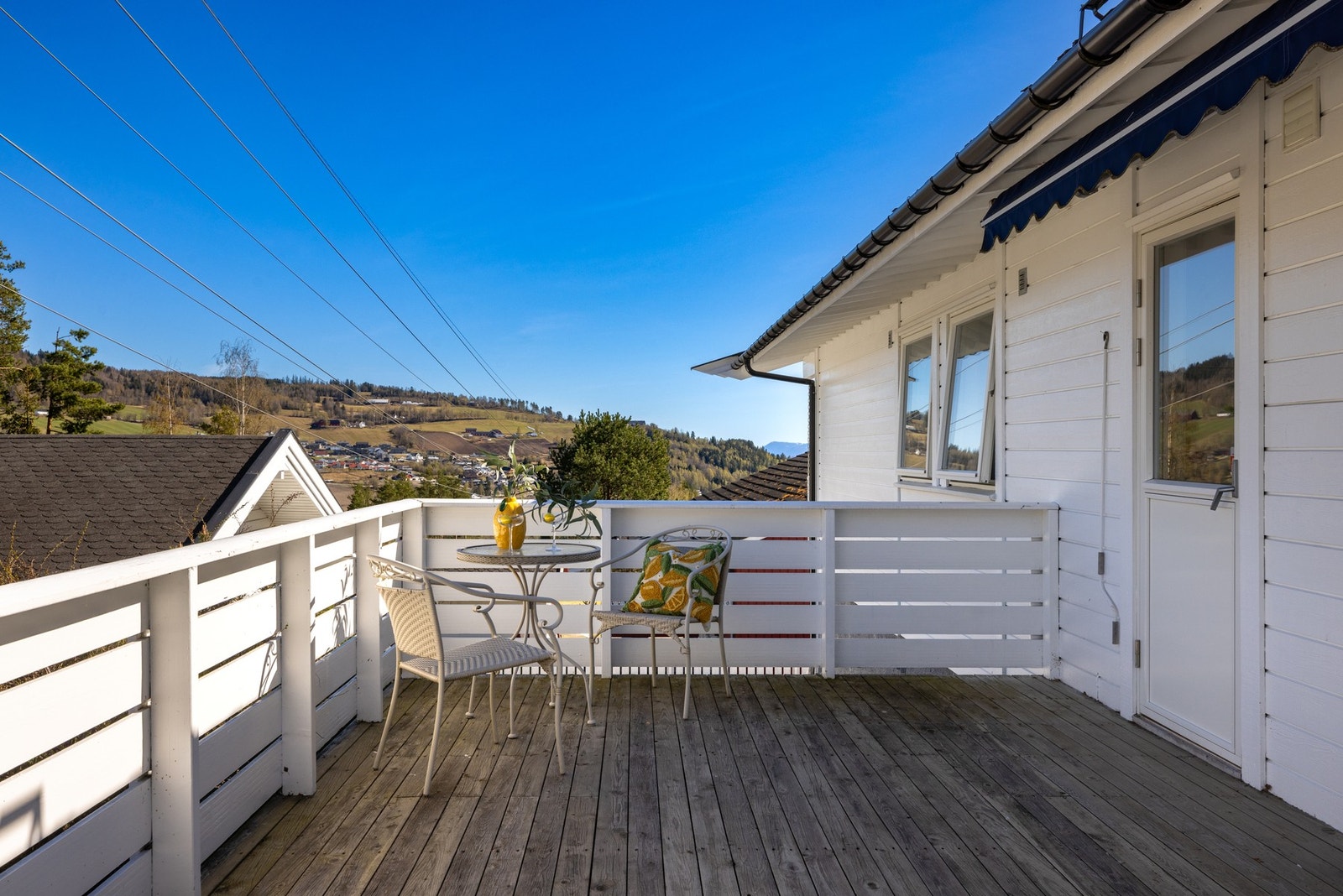 Terrasse med utsikt over nærområdet og åsene i bakgrunnen. Galleribilde