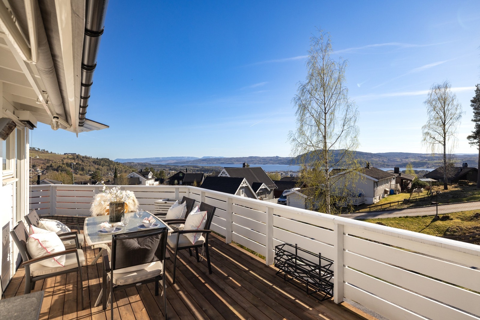 Stor terrasse med flott utsikt over nærområdet og fjorden. Galleribilde