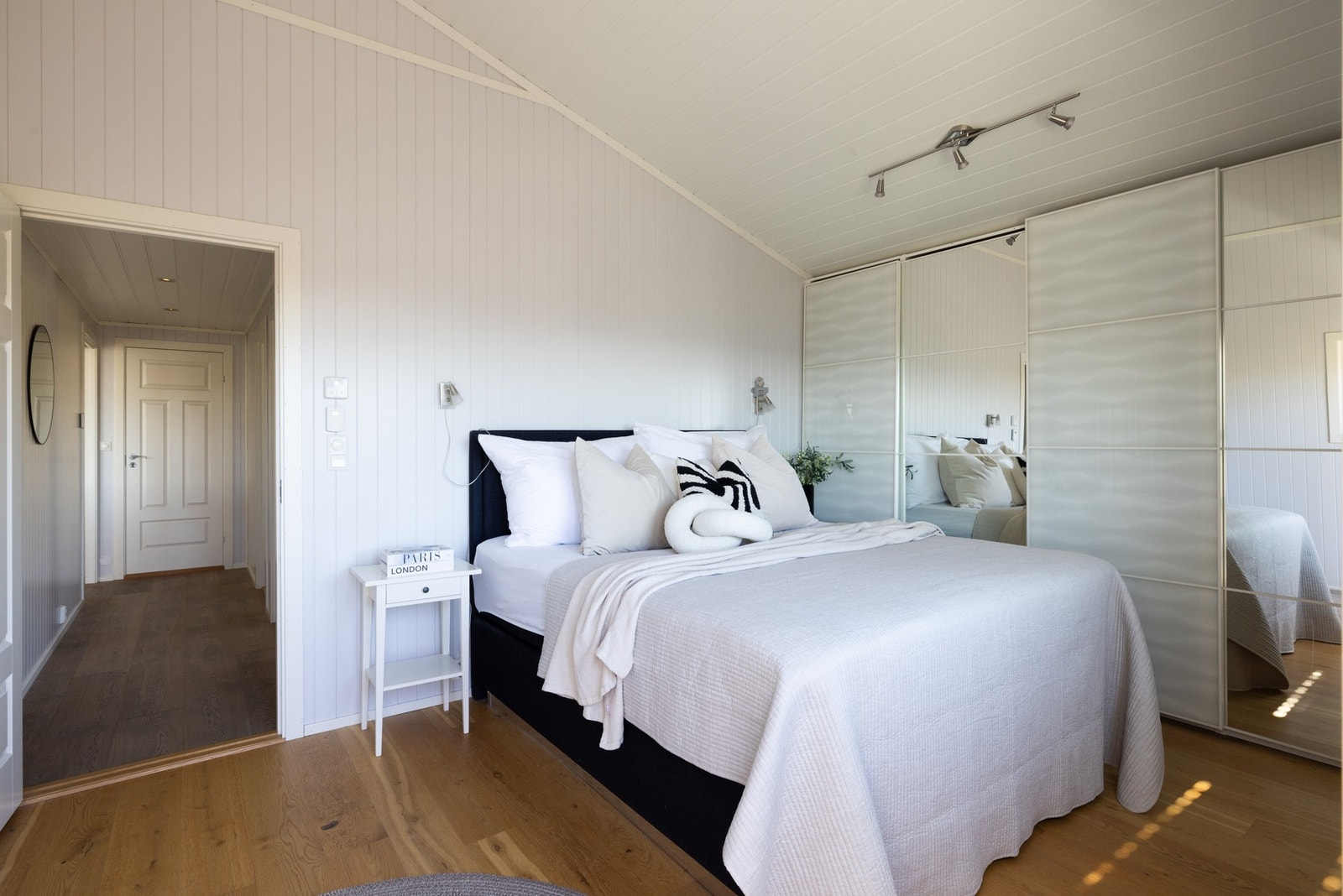 Lyst soverom med skråtak, speilskap og adkomst til gang. Galleribilde
