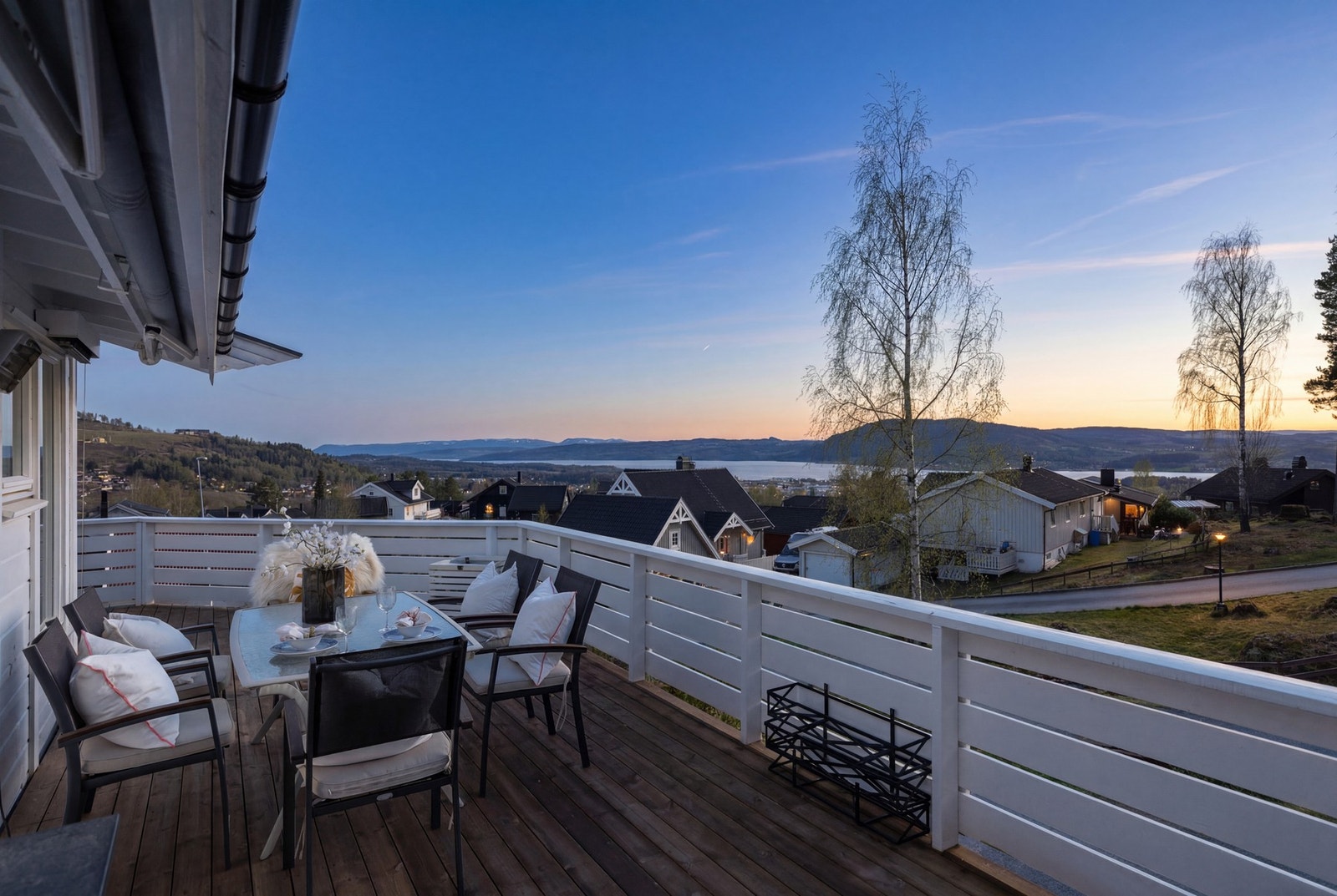 Terrasse med flott utsikt over nærområdet og fjorden, perfekt for å nyte solnedgangen. Galleribilde