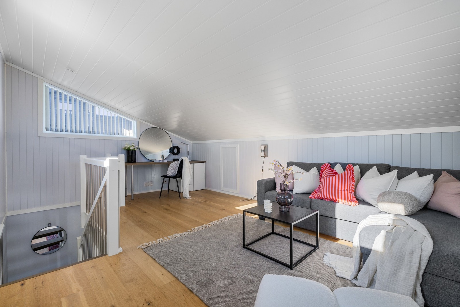 Lyst og innbydende loftsrom med skråtak og stort vindu som gir godt med naturlig lys. Galleribilde