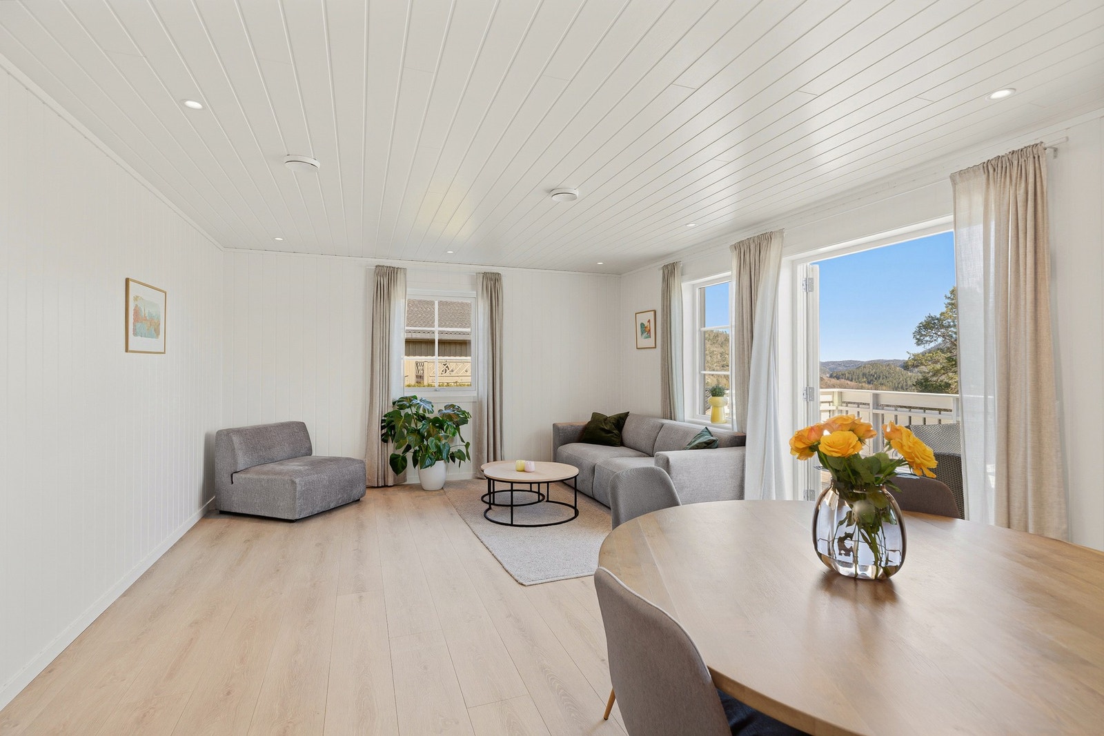 Store vindusflater slipper inn rikelig med naturlig lys. Galleribilde