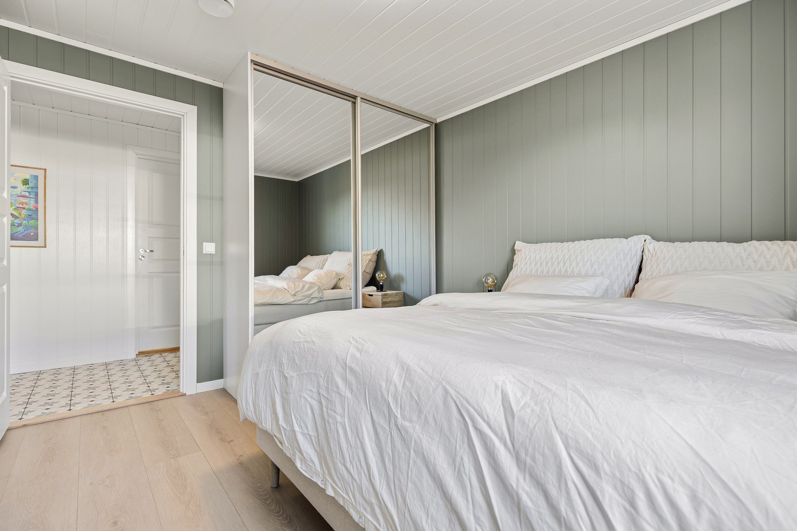 Det er satt inn skyvedørsgarderobe som medfølger. Galleribilde