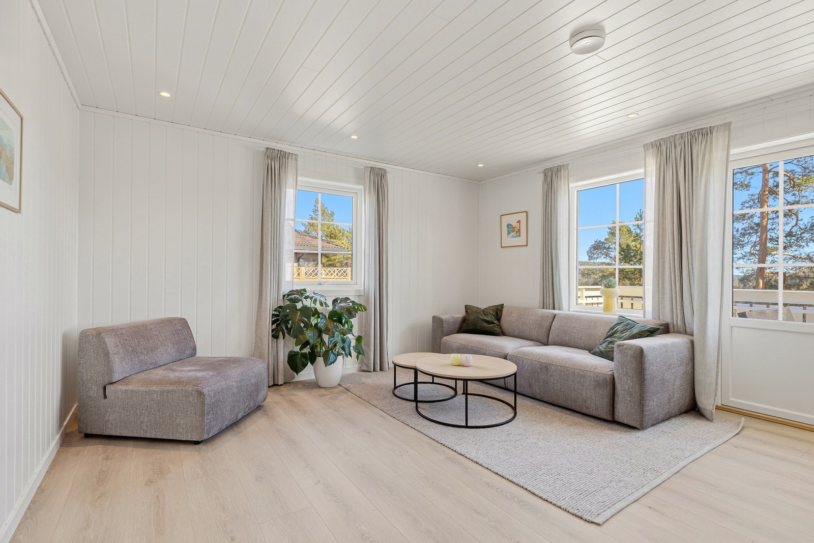 I stuen er det god plass til spisegruppe og sofagruppe. Galleribilde
