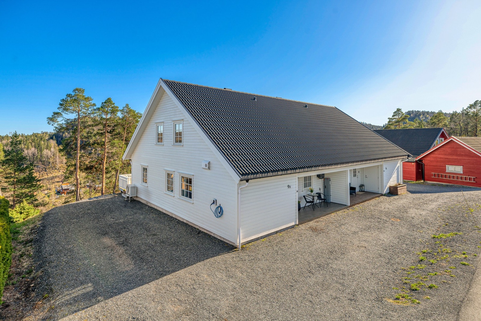 Tomten er opparbeidet med flere biloppstillingsplasser. Galleribilde