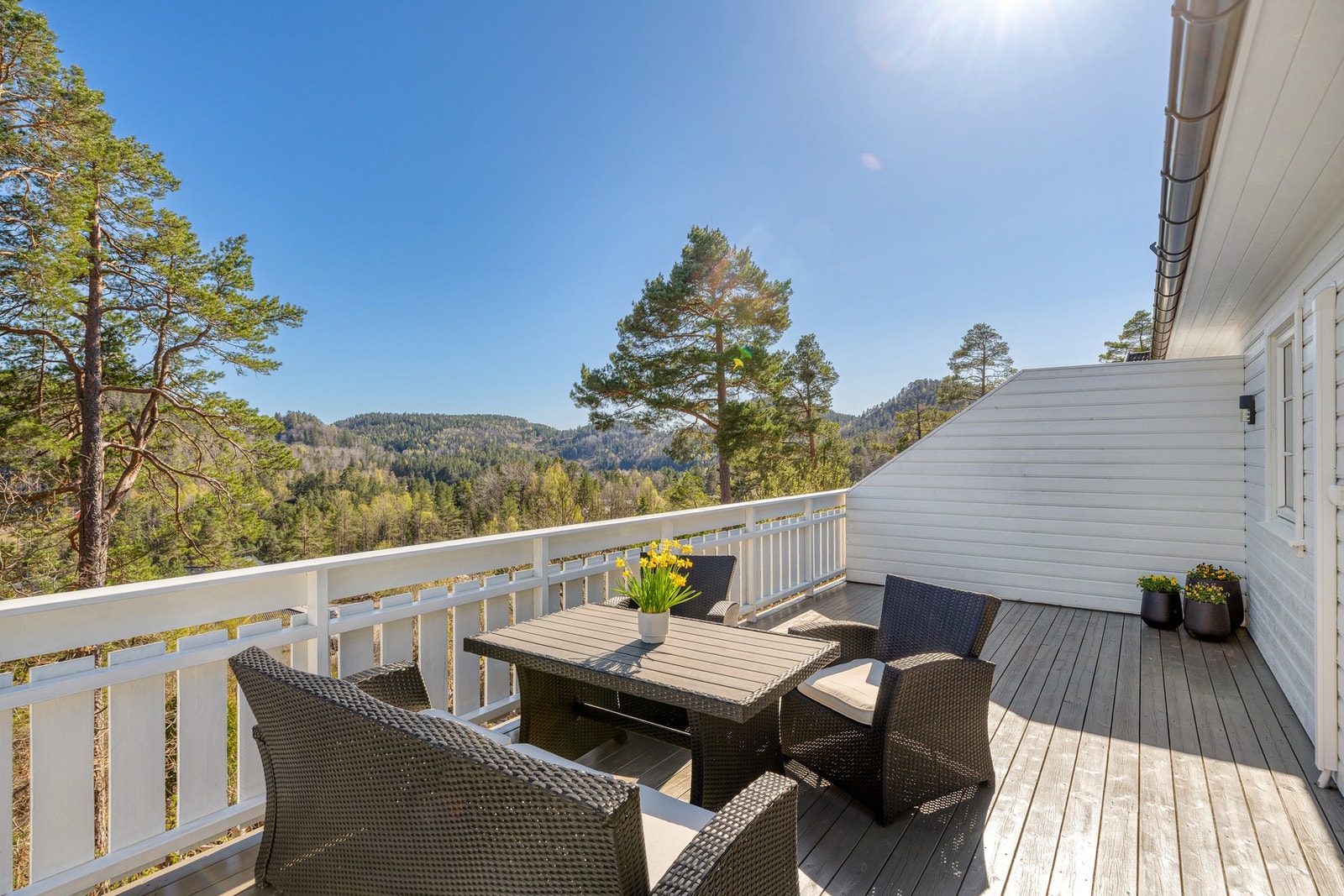 Romslig terrasse med god plass til sittegruppe og tilhørende møblement. Galleribilde