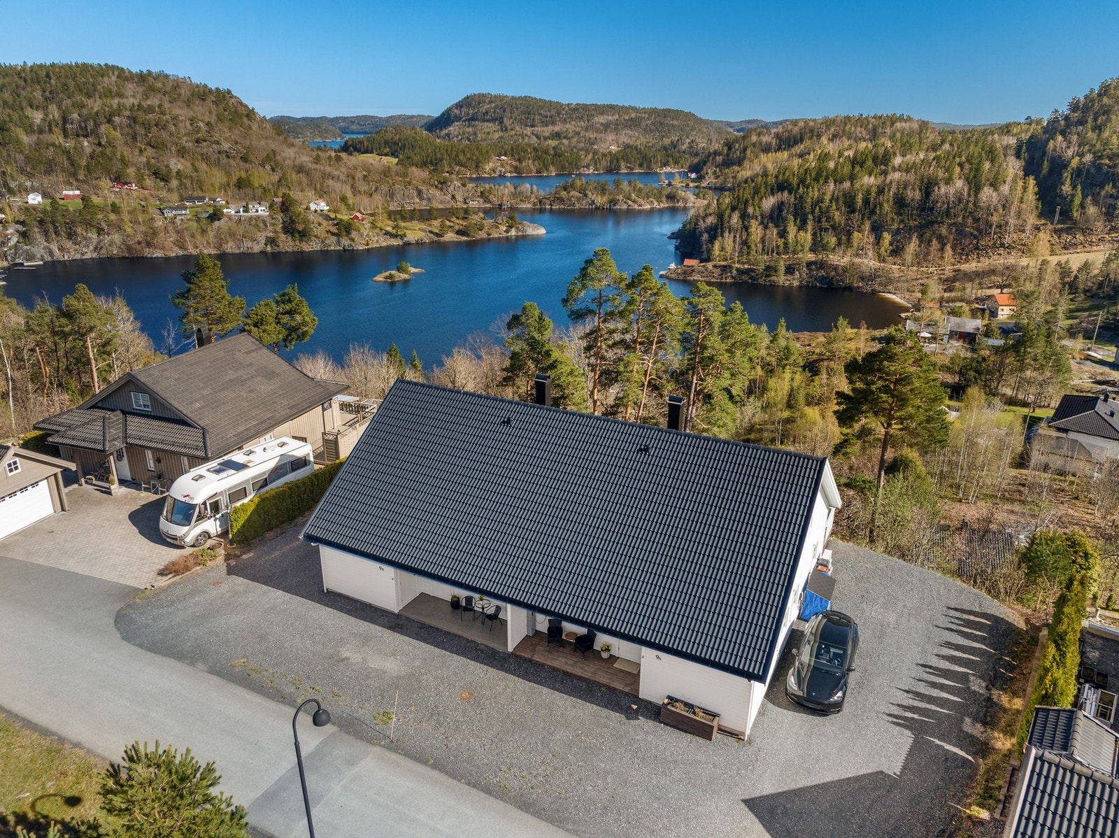 En nyere og svært lekker tomannsbolig fra 2021 med gode solforhold, parkering og utsikt. Galleribilde