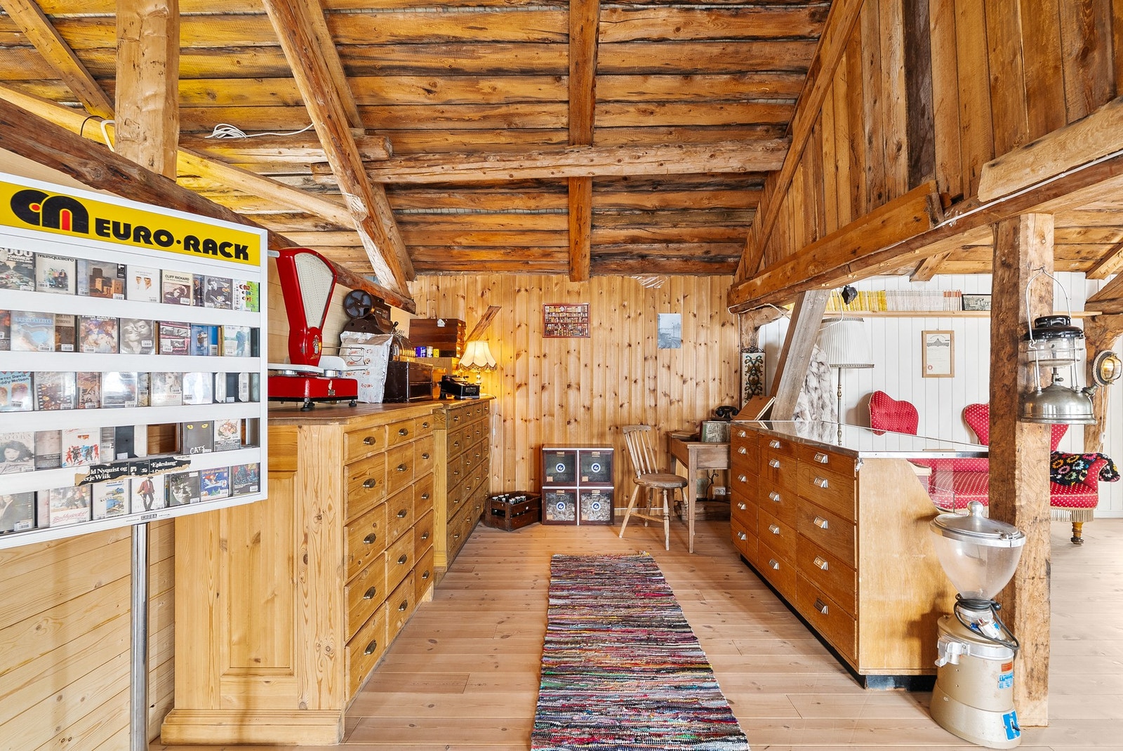 Det er fint plass til diverse oppbevaringsmøblement samt annet ønsket møblement. Galleribilde