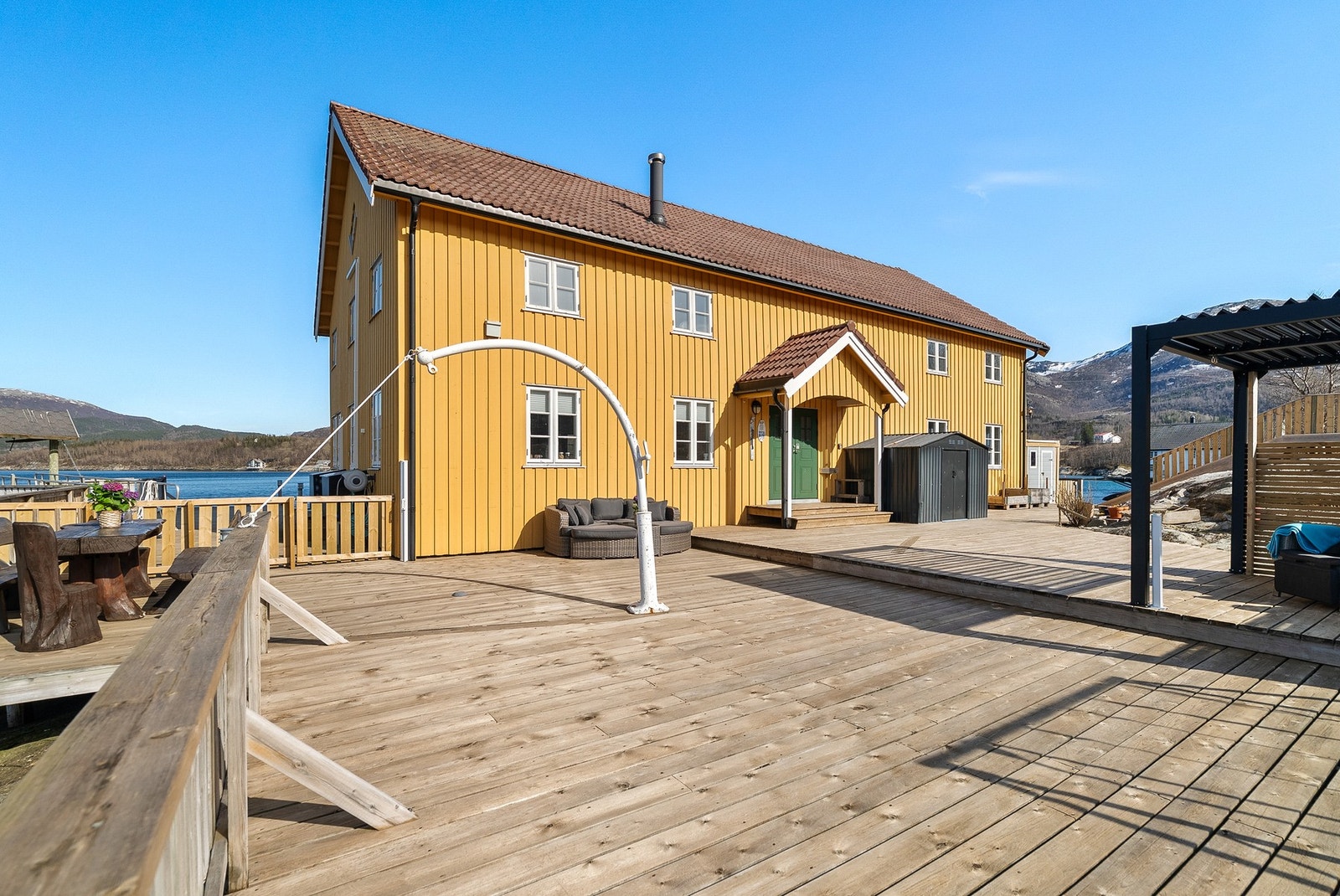 Uteområdet byr på en romslig terrasse med god plass til utemøbler. Galleribilde
