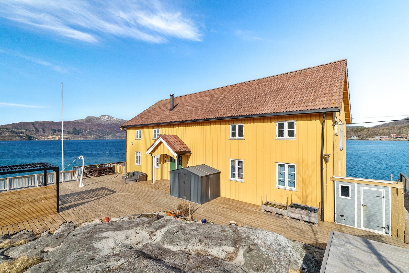 Boligen ligger på en solrik tomt i spektakulære omgivelser. Galleribilde