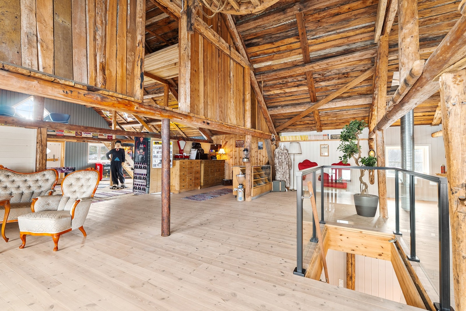 Bjelkene i taket bidrar til å sette et unikt og rustikt preg på boligen. Galleribilde