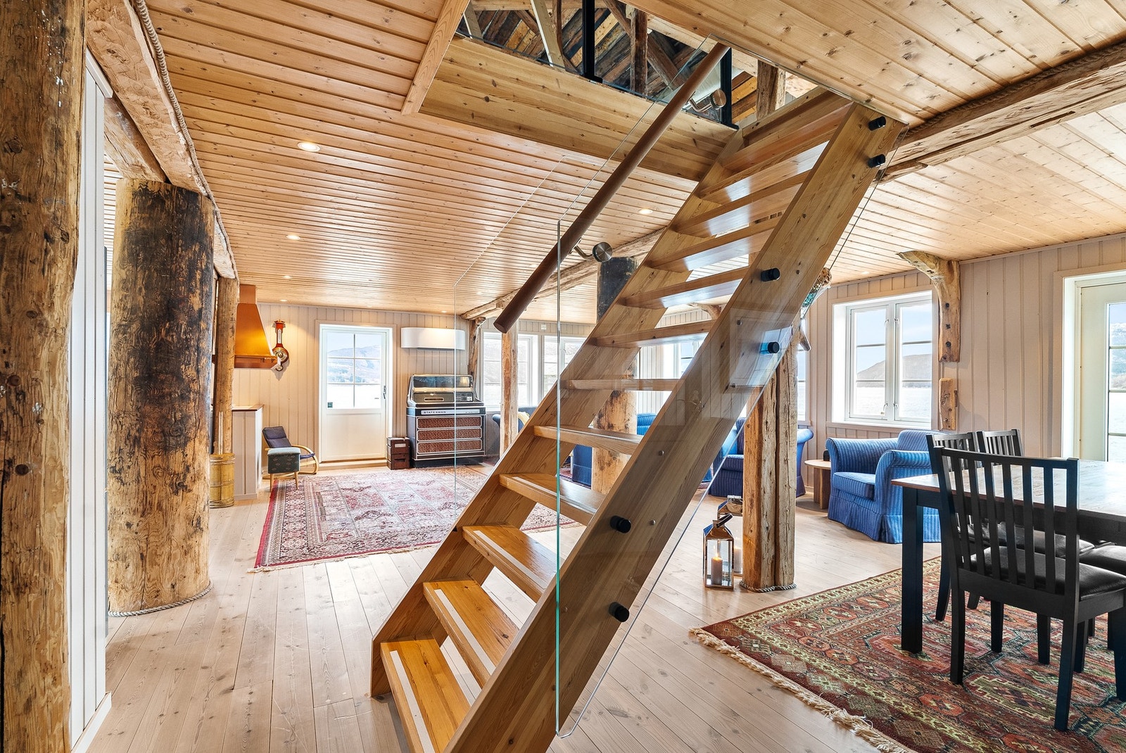 Trapp opp til 2.etasje med glass-gelender, for en mer åpen følelse. Galleribilde