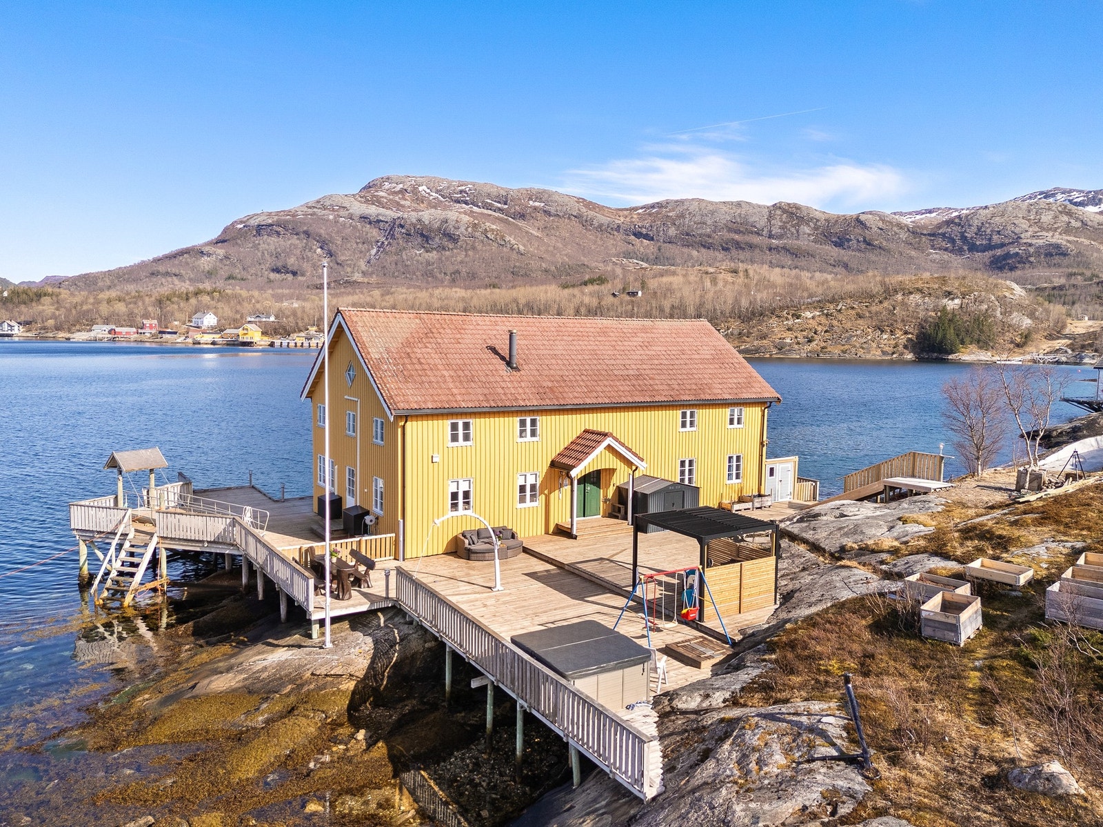 Fritidseiendom har en unik beliggenhet helt i vannkanten. Galleribilde
