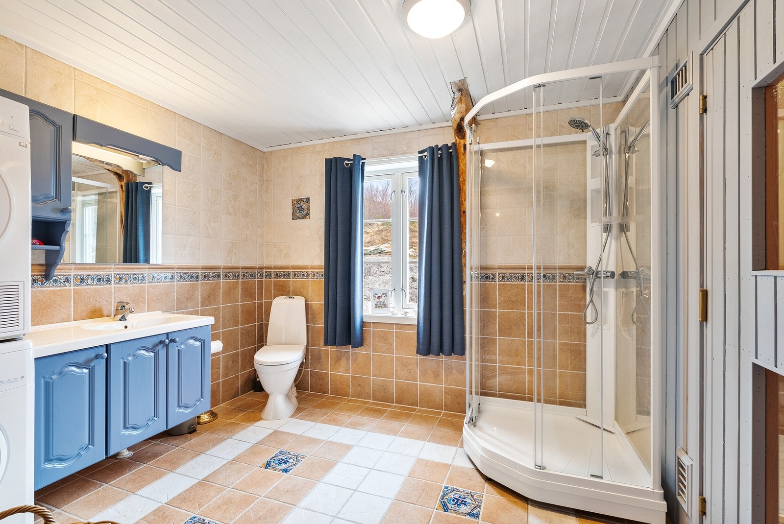 Badet er av fin størrelse og har flislagt gulv med elektriske varmekabler. Galleribilde