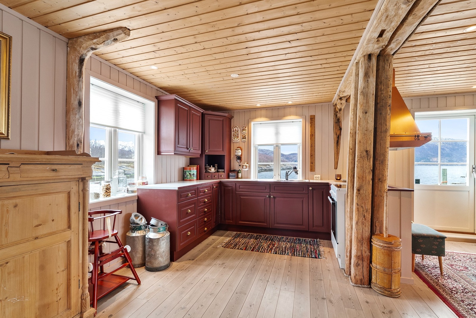 Det er innredning med profilerte fronter og benkeplate av laminat. Galleribilde
