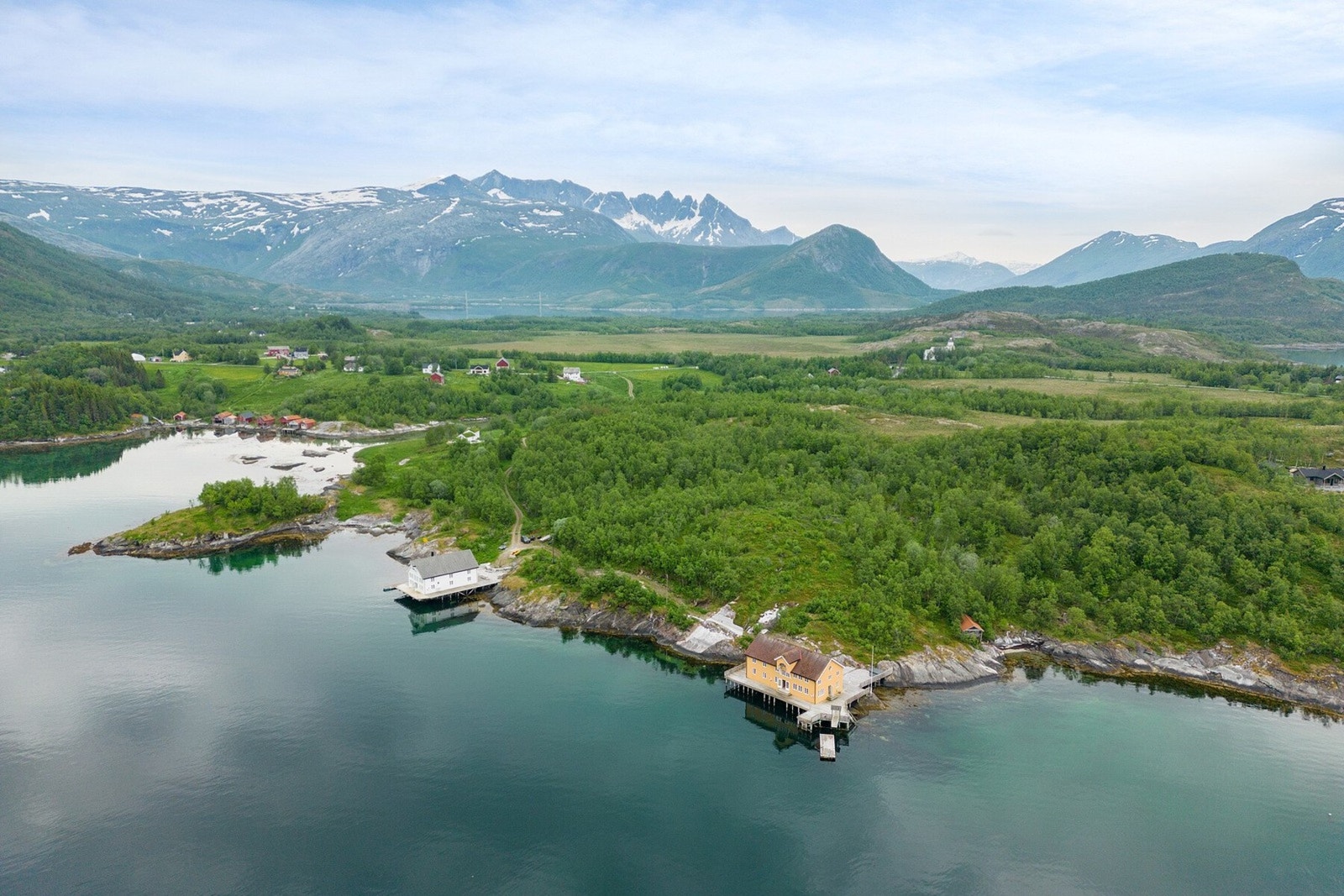 Her får du en historisk eiendom i unike naturomgivelser. Galleribilde