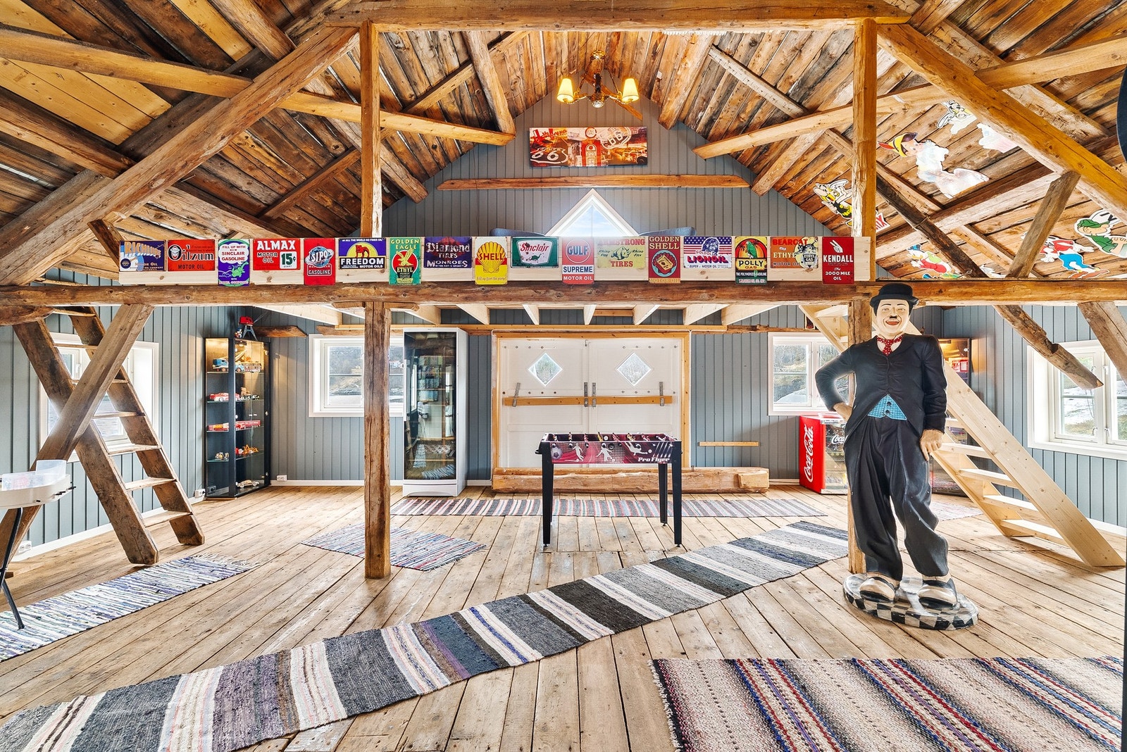 Deler av rommet er i dag brukt som "mancave", herfra er det trapp opp til mesanin. Galleribilde
