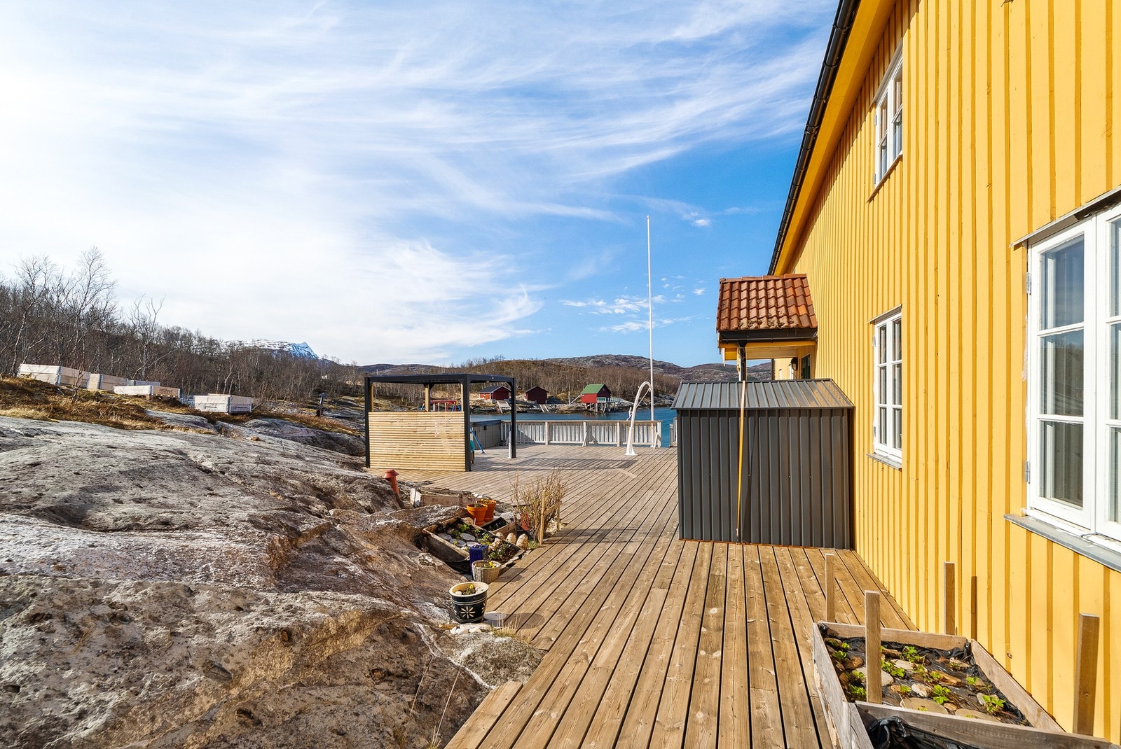 Det er bærterreng rett utenfor døren og gode muligheter for å dyrke selv. Galleribilde