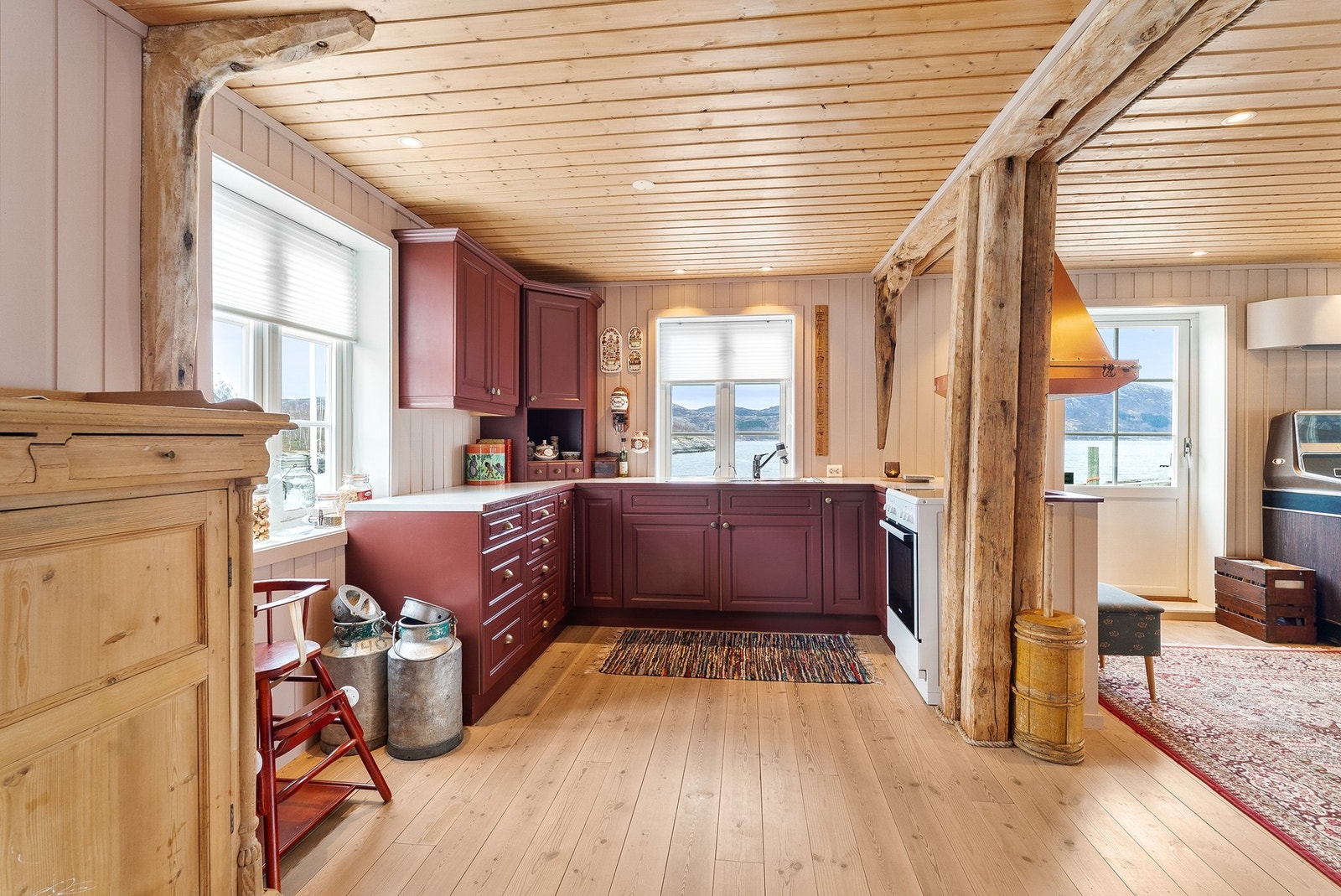 Kjøkkenet har en praktisk løsning og byr på gode arbeidsflater. Galleribilde