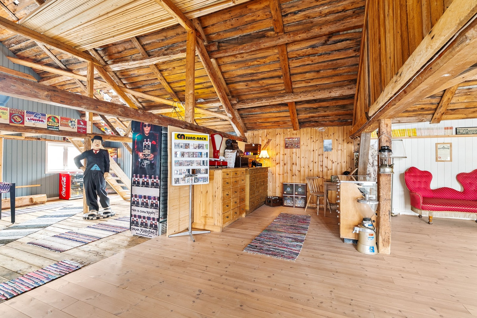 Det er lagt opp helt nytt med elekstriske installasjoner i 2 etasje, da det ikke var strøm etablert tidligere. Galleribilde