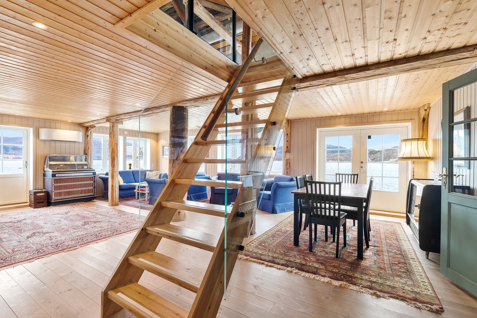 Fra spisestuen er det enda en utgang, denne går direkte ut til kaien. Galleribilde