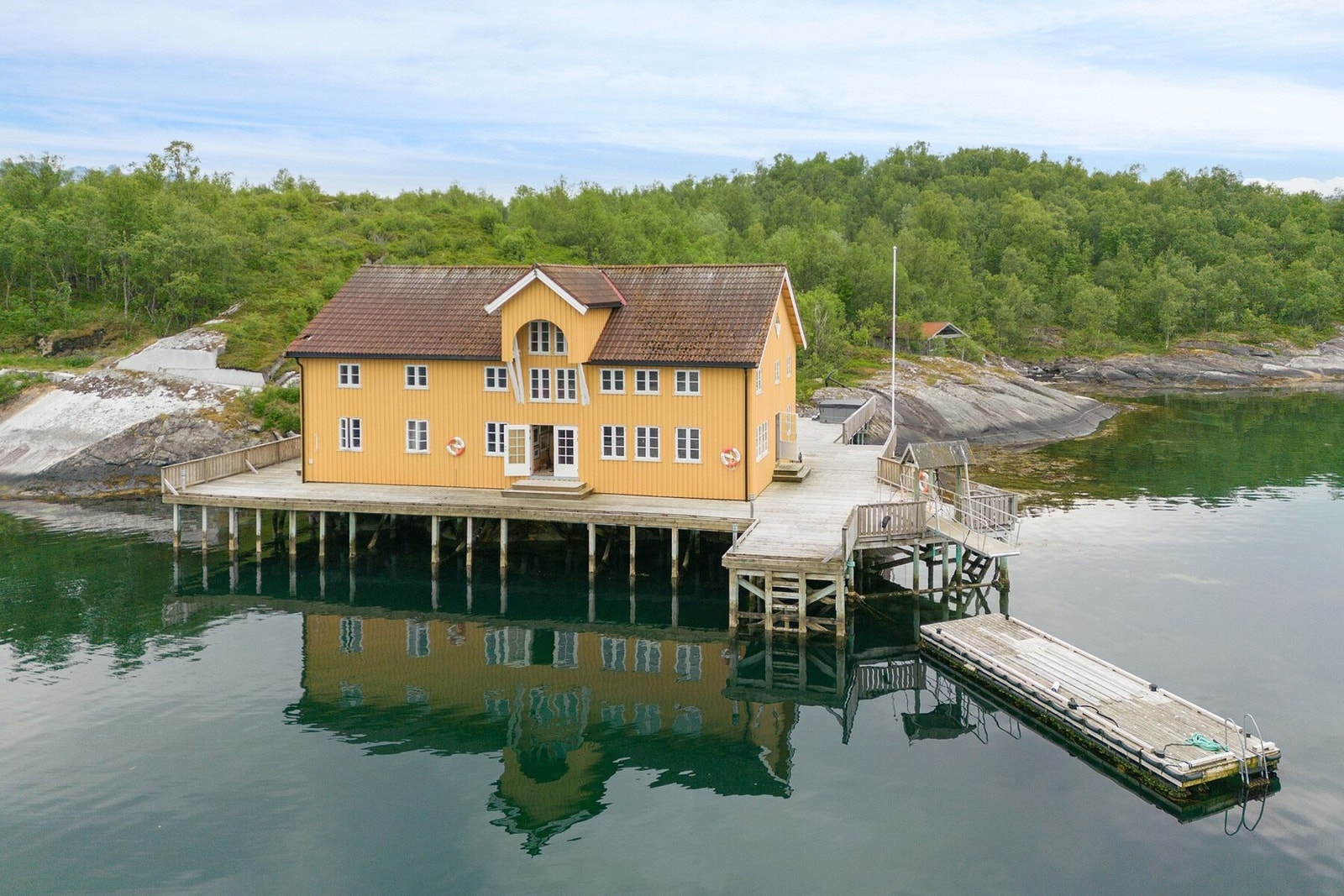 På sommerstid er eiendommen omringet av flott grønn natur. Galleribilde