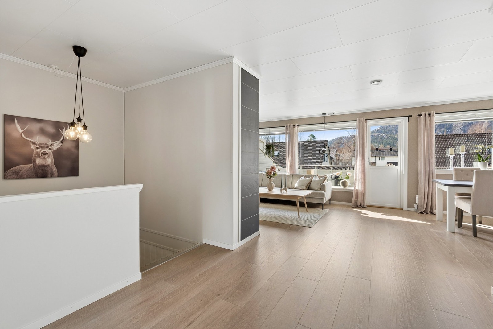 Lys og romslig stue. Behagelig med varme i gulv og balansert ventilasjon. Galleribilde