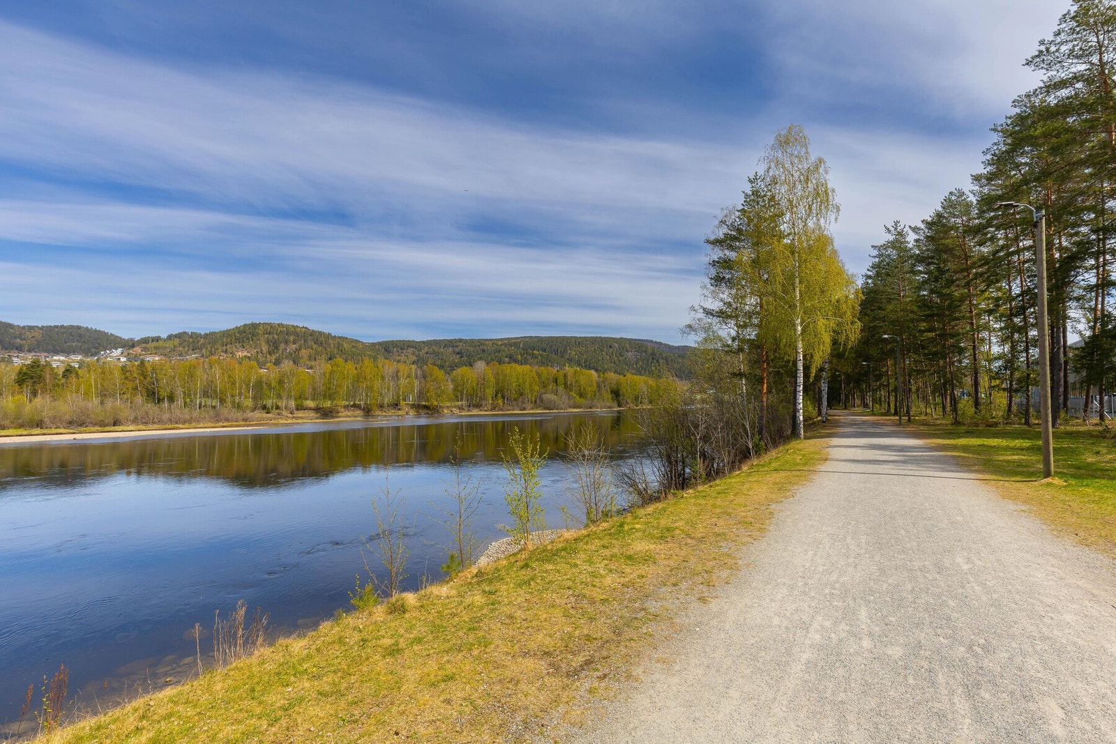 Langs elva er det fint å gå på tur. Galleribilde