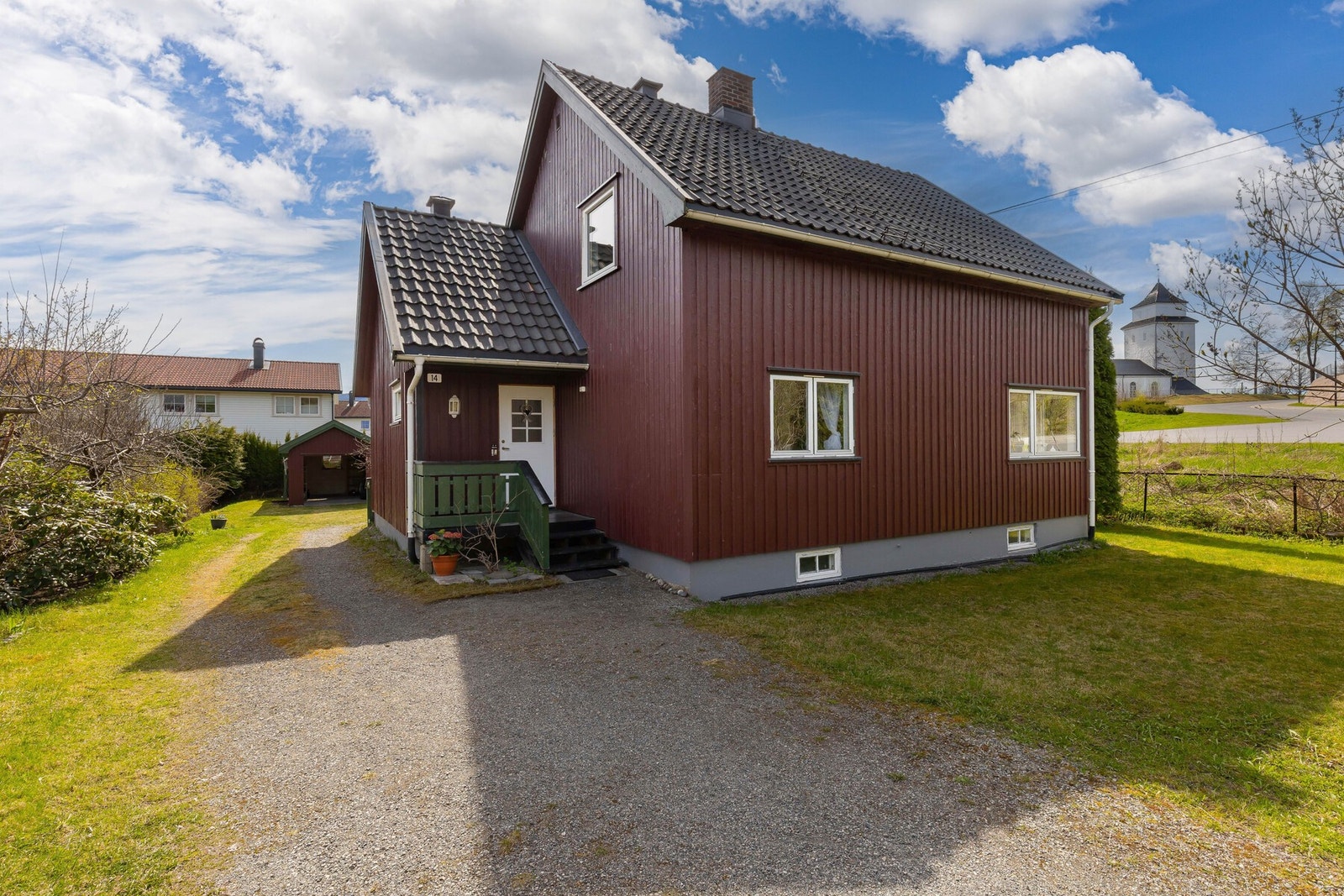 God parkeringsplass med plass til flere biler i egen gårdsplass. Galleribilde
