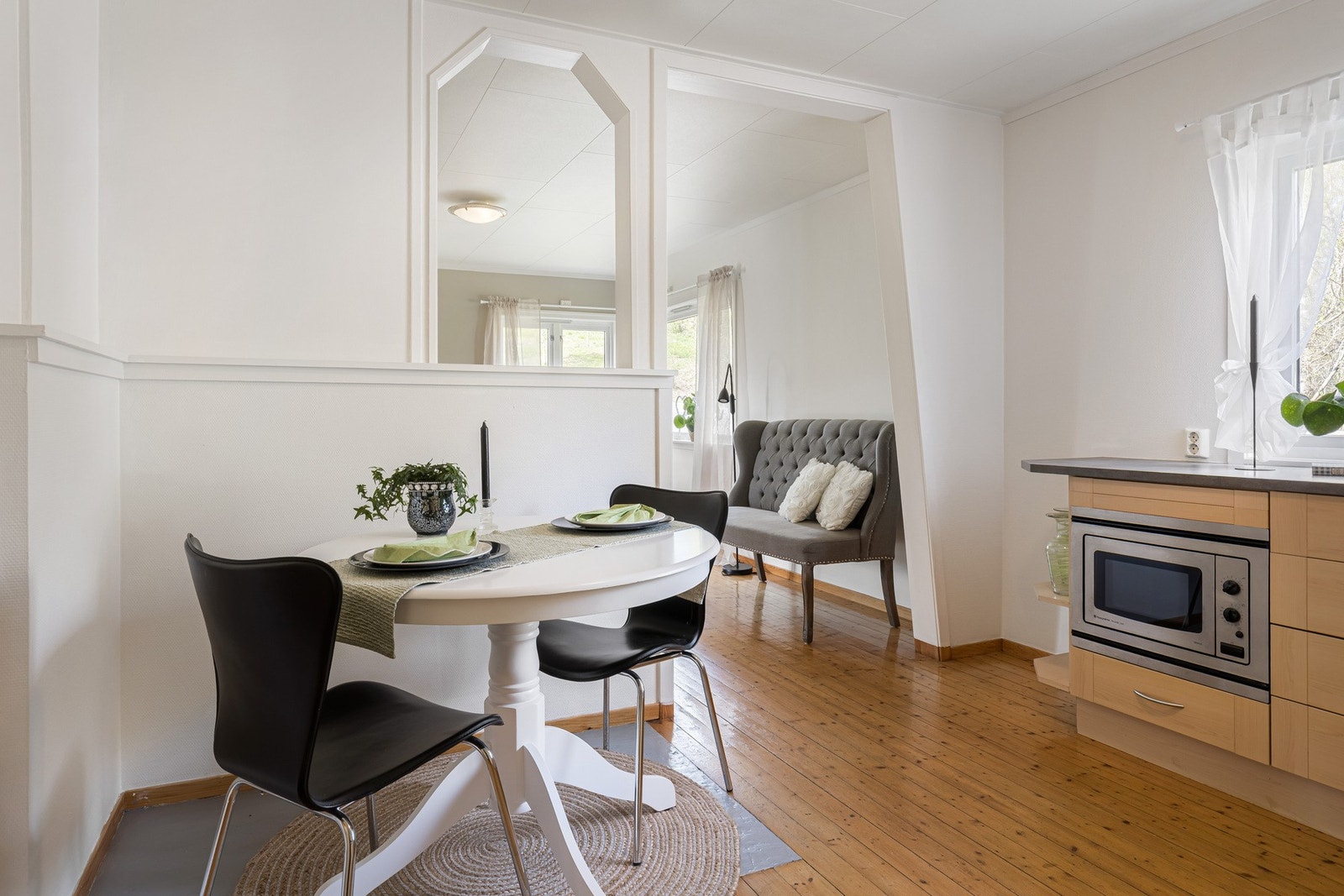 Hvitevarer inkluderer komfyr/platetopp, oppvaskmaskin, mikrobølgeovn og frittstående kjøleskap. Galleribilde