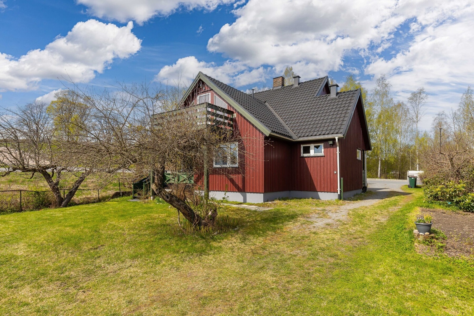 Eiendommen har en flat og solrik hage. Galleribilde