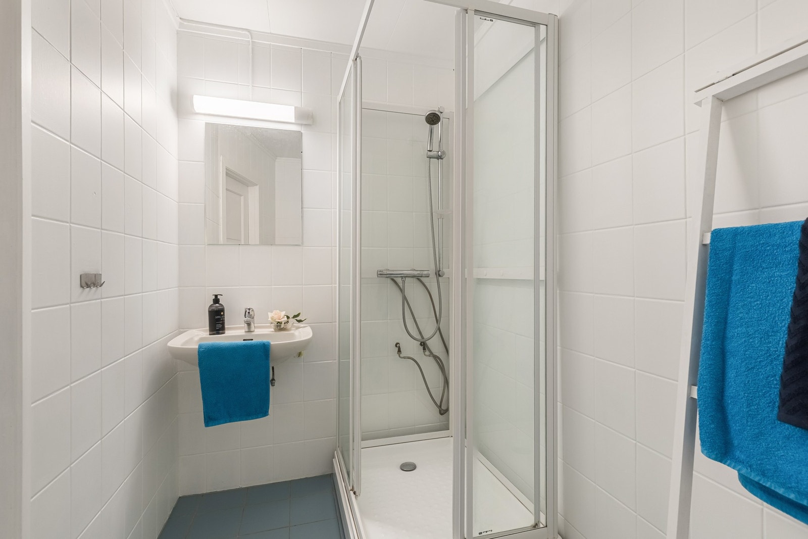 Badet i andre etasje har flislagt gulv, vegger med plater og er innredet med dusjkabinett, toalett og servant. Galleribilde