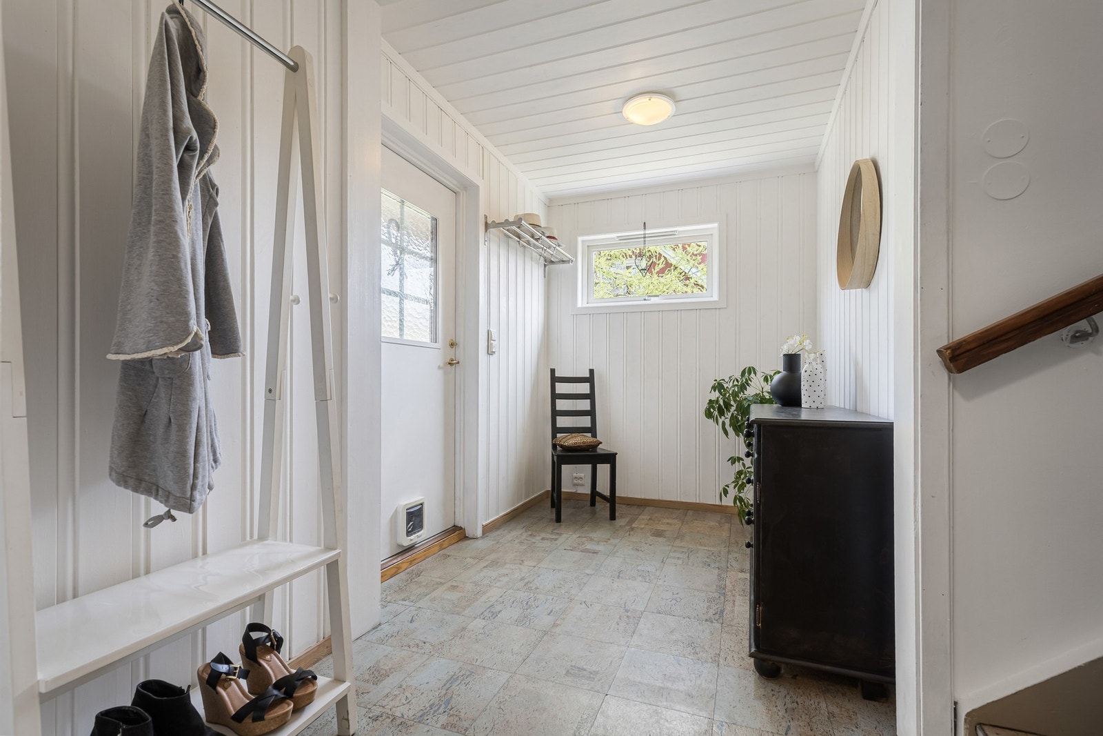 Inngangspartiet er romslig og praktisk utformet med gode oppbevaringsmuligheter. Galleribilde