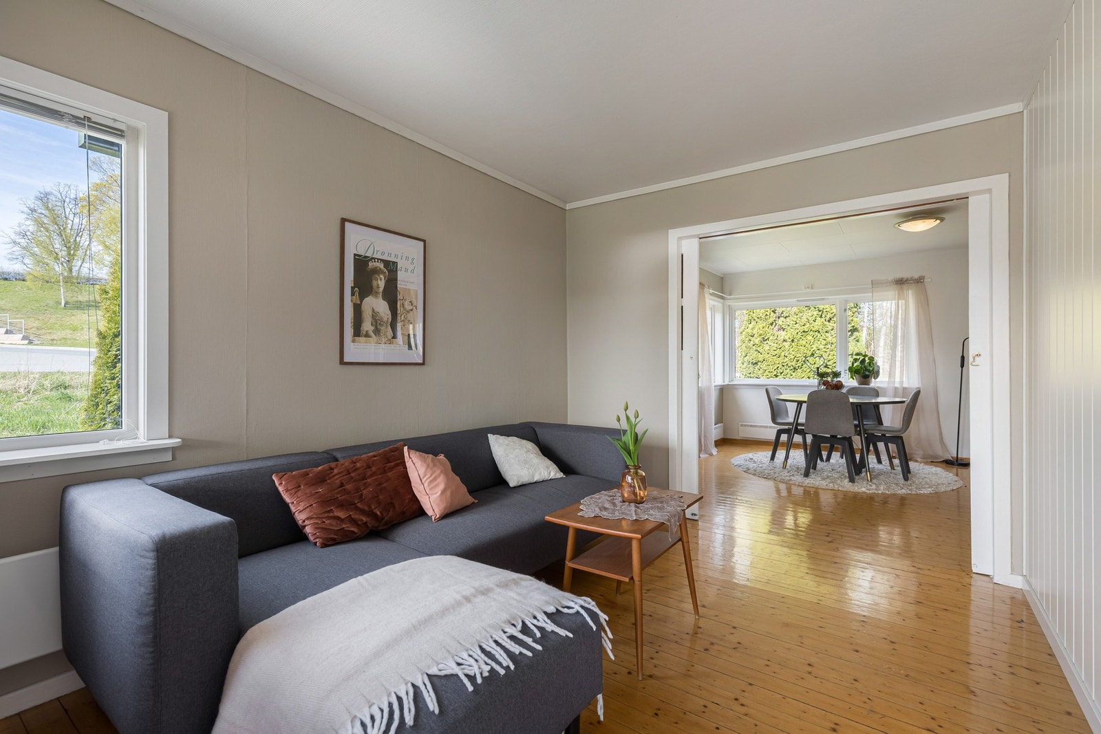 Det er en skyvedør mellom stue og kjøkken. Galleribilde