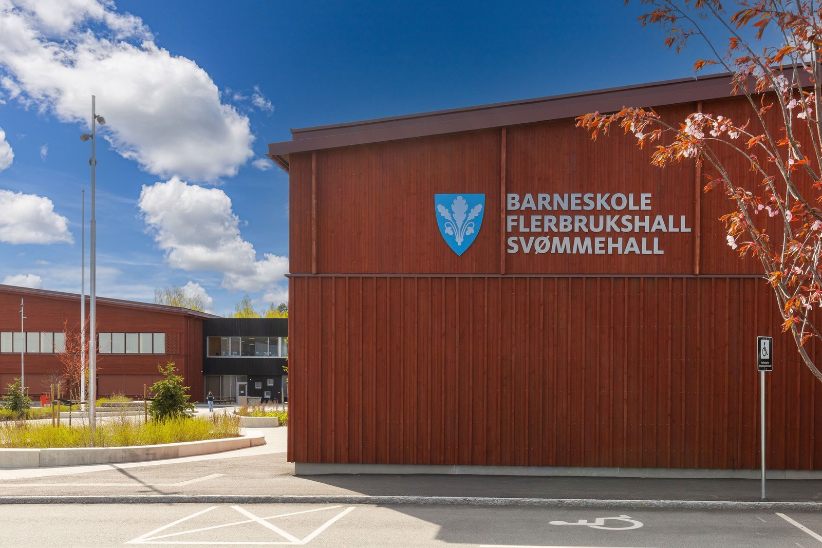 Barneskole, flerbrukshall og svømmehall. Galleribilde