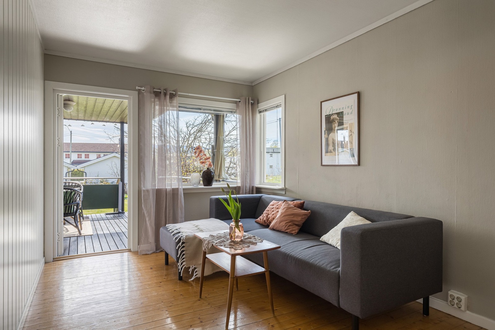 Boligen har romslige og innbydende stuer med gode møbleringsmuligheter, en i hver etasje. Galleribilde