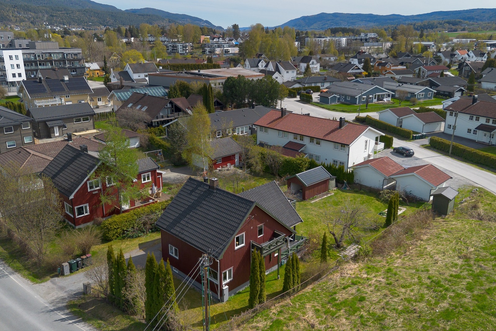Eiendommen har en attraktiv og sentral beliggenhet i Hokksund, med kort gangavstand til sentrum, butikker, kollektivtransport, skoler og barnehager. Galleribilde