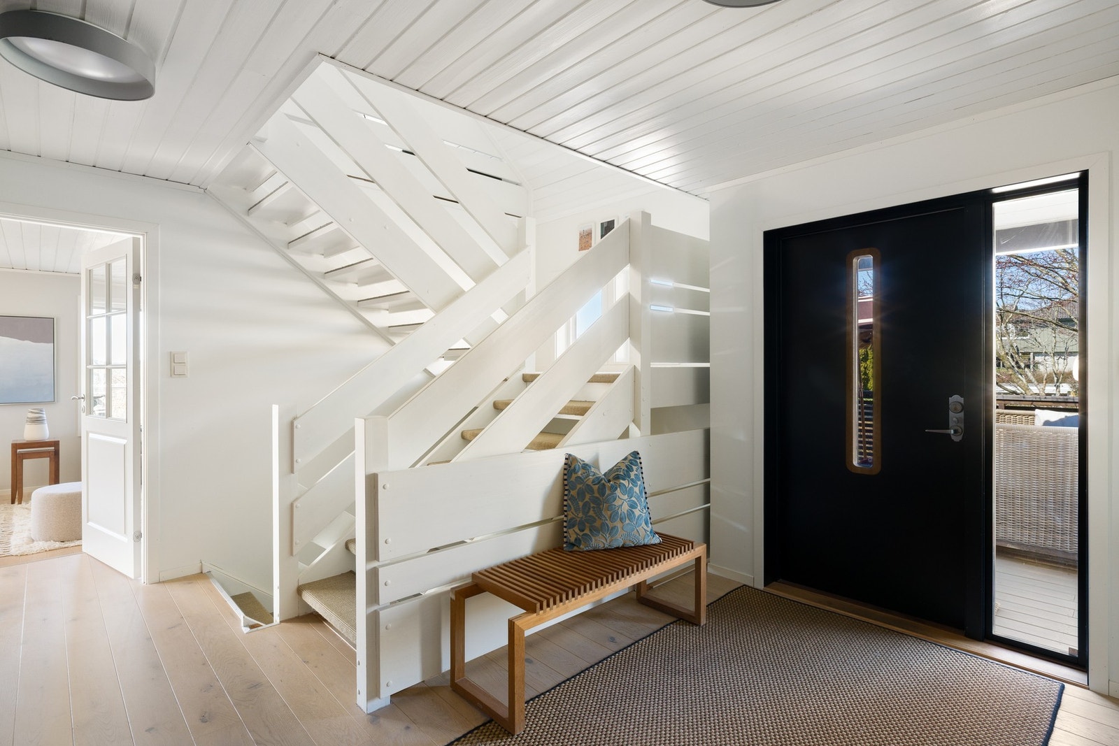 Lys og fin entré med garderobe Galleribilde