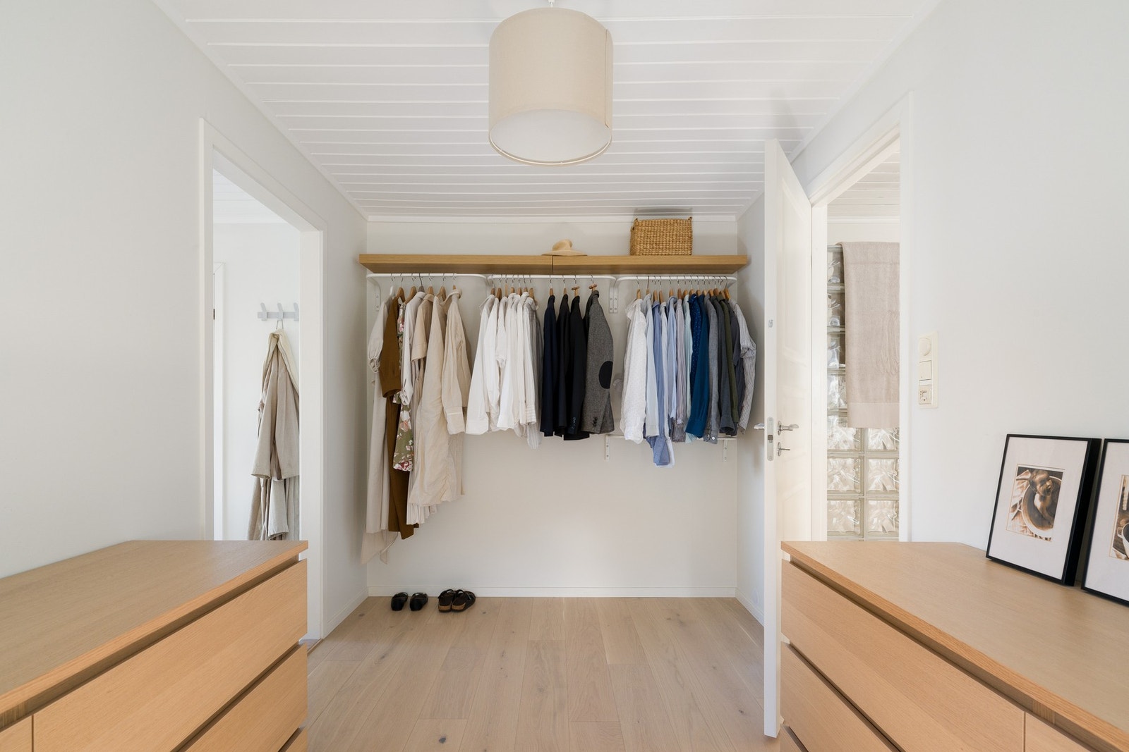 Fra hovedsoverommet er det adkomst til walk in closet og videre inn til baderommet, dette rommet kan også benyttes som f. eks. barnerom Galleribilde