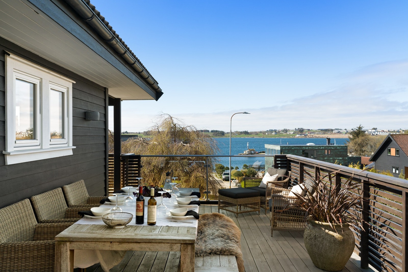 Fra stuen er det også utgang til terrasse som strekker seg rundt huset mot inngangspartiet Galleribilde